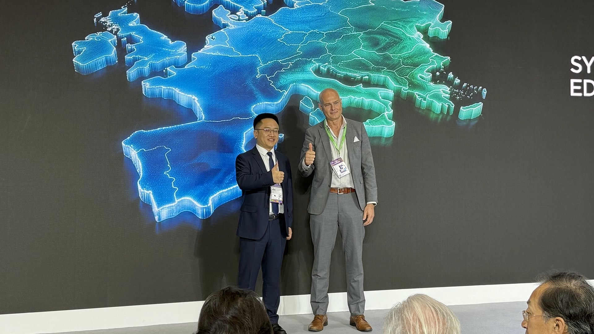 Chen Feng, Assistant General Manager and Head of After-Sales Service på DELIVAN, tillsammans med Steffen Karlsson, VD för System Edström, vid signeringen av partnerskapet på scen under IAA TRANSPORTATION.